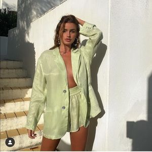 Bloggers favorite Zara flowy blazer and sh…